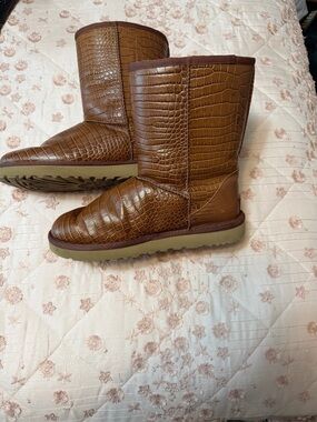 Authentic Vintage UGG Classic Short Croco Boots - Spice Brown Leather - Size 8